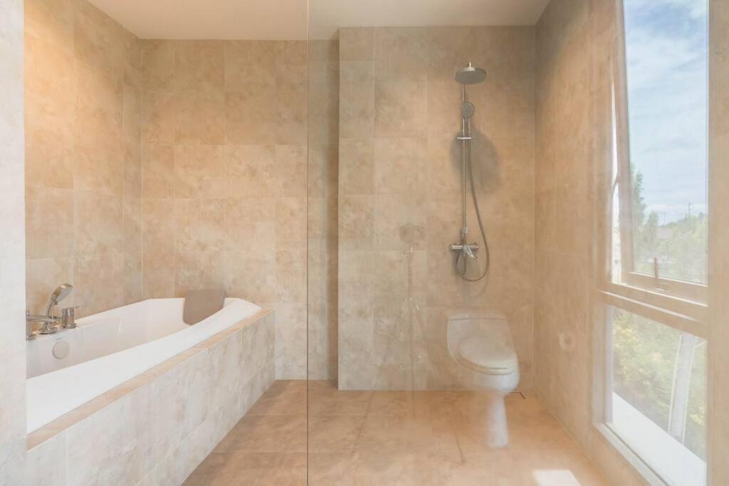 Marbella Beachfront Pattaya 3Br บางละมุง ภายนอก รูปภาพ